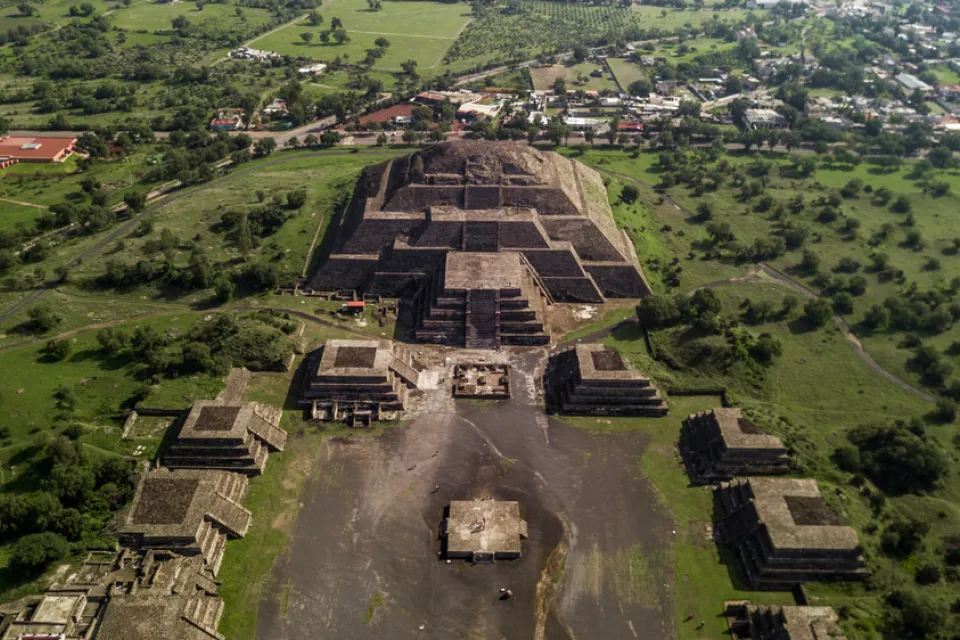 An aerial view of Teotihuacán, with the modern settlement of San Juan Teotihuacán in the background.